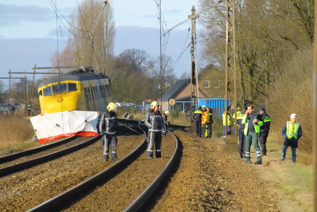 Trein ontspoord na aanrijding, bestuurder overleden, Stationsweg in Teuge